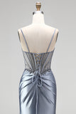 Corsé azul polvoriento sirena con pedrería y vestido largo de satén fruncido con abertura lateral