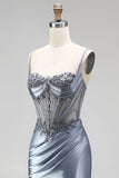 Corsé azul polvoriento sirena con pedrería y vestido largo de satén fruncido con abertura lateral