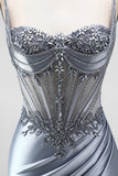 Corsé azul polvoriento sirena con pedrería y vestido largo de satén fruncido con abertura lateral