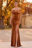 Vestido formal largo de terciopelo marrón con funda de hombros y abertura