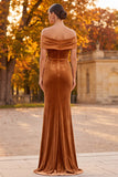 Vestido formal largo de terciopelo marrón con funda de hombros y abertura