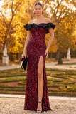 Vestido largo formal con abertura lateral en funda burdeos sobre los hombros