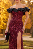 Vestido largo formal con abertura lateral en funda burdeos sobre los hombros
