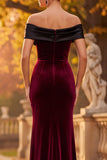 Vestido formal maxi de veludo burdeos con funda descubierta y abertura