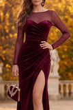 Vestido formal largo largo de veludo burdeos, cuello ilusión y cuello ilusorio, con abertura lateral