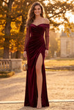 Vestido formal largo y con abertura de terciopelo burdeos, funda sobre los hombros