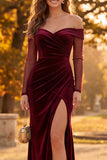 Vestido formal largo y con abertura de terciopelo burdeos, funda sobre los hombros