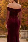 Vestido formal largo y con abertura de terciopelo burdeos, funda sobre los hombros