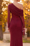 Vestido formal largo de un hombro con cuentas fruncido y funda burdeos