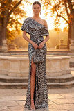 Vestido formal largo y largo con funda de leopardo plateado con un hombro fruncido y abertura