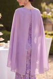 Vestido midi de madre de la novia con bordado floral morado y capa de gasa