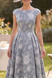 Vestido de madre de la novia, bateau gris con escote en A y estampado floral