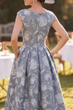 Vestido de madre de la novia, bateau gris con escote en A y estampado floral