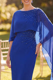 Vestido de madre de la novia azul real con escote de bateau con cuentas y funda midi