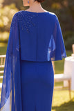 Vestido de madre de la novia azul real con escote de bateau con cuentas y funda midi