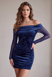 Vestido de cóctel corto de satén con estampado de hombros azul marino