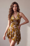Vestido de cóctel corto alto y asimétrico con estampado floral dorado mostaza
