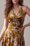 Vestido de cóctel corto alto y asimétrico con estampado floral dorado mostaza