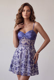 Vestido de cóctel corto transparente y azul con tirantes finos