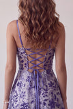 Vestido de cóctel corto transparente y azul con tirantes finos