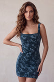 Vestido corto de cóctel con escote cuadrado con estampado azul marino