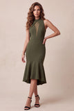 Sirena Oliva con cuello alto y tul bajo vestido formal midi