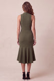 Sirena Oliva con cuello alto y tul bajo vestido formal midi