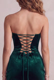 Vestido de cóctel corto de terciopelo fruncido de un solo hombro verde oscuro