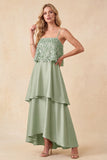 Vestido formal alto y bajo de raso verde claro con plumas