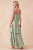 Vestido formal alto y bajo de raso verde claro con plumas