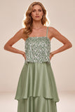 Vestido formal alto y bajo de raso verde claro con plumas