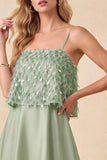 Vestido formal alto y bajo de raso verde claro con plumas