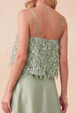 Vestido formal alto y bajo de raso verde claro con plumas