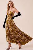 Vestido formal sin tirantes de terciopelo alto-bajo de cuello en V de oro mostaza