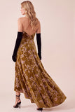Vestido formal sin tirantes de terciopelo alto-bajo de cuello en V de oro mostaza