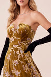 Vestido formal sin tirantes de terciopelo alto-bajo de cuello en V de oro mostaza