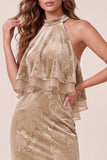 Vestido Maxi de Cintura Champagne con cuello alto y volantes