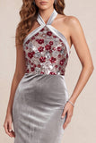 Vestido formal largo de terciopelo con cuello halter de sirena gris