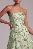 Vestido verde de graduación sin tirantes de lentejuelas con flores bordadas y encaje en la espalda