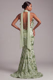 Vestido largo de graduación sin tirantes de sirena verde con volantes y lentejuelas