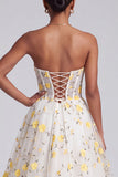 Corsé amarillo claro, vestido largo largo de graduación con volantes y tirantes y aplique florales