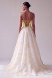 Vestido largo de graduación sin tirantes de satén amarillo A-Line