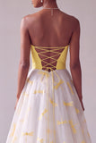 Vestido largo de graduación sin tirantes de satén amarillo A-Line
