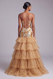 Vestido largo de graduación, sin tirantes y escaleras de organza con volantes, corte dorado