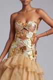 Vestido largo de graduación, sin tirantes y escaleras de organza con volantes, corte dorado