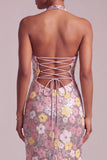 Vestido de graduación largo con volantes y abertura lateral con lentejuelas rosas