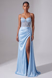 Vestido largo de graduación de satén fruncido de raso azul claro con tirantes finos y abertura