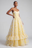 Vestido largo de graduación Jacquard sin tirantes amarillo con línea en A y borde con volantes