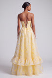 Vestido largo de graduación Jacquard sin tirantes amarillo con línea en A y borde con volantes