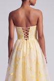 Vestido largo de graduación Jacquard sin tirantes amarillo con línea en A y borde con volantes